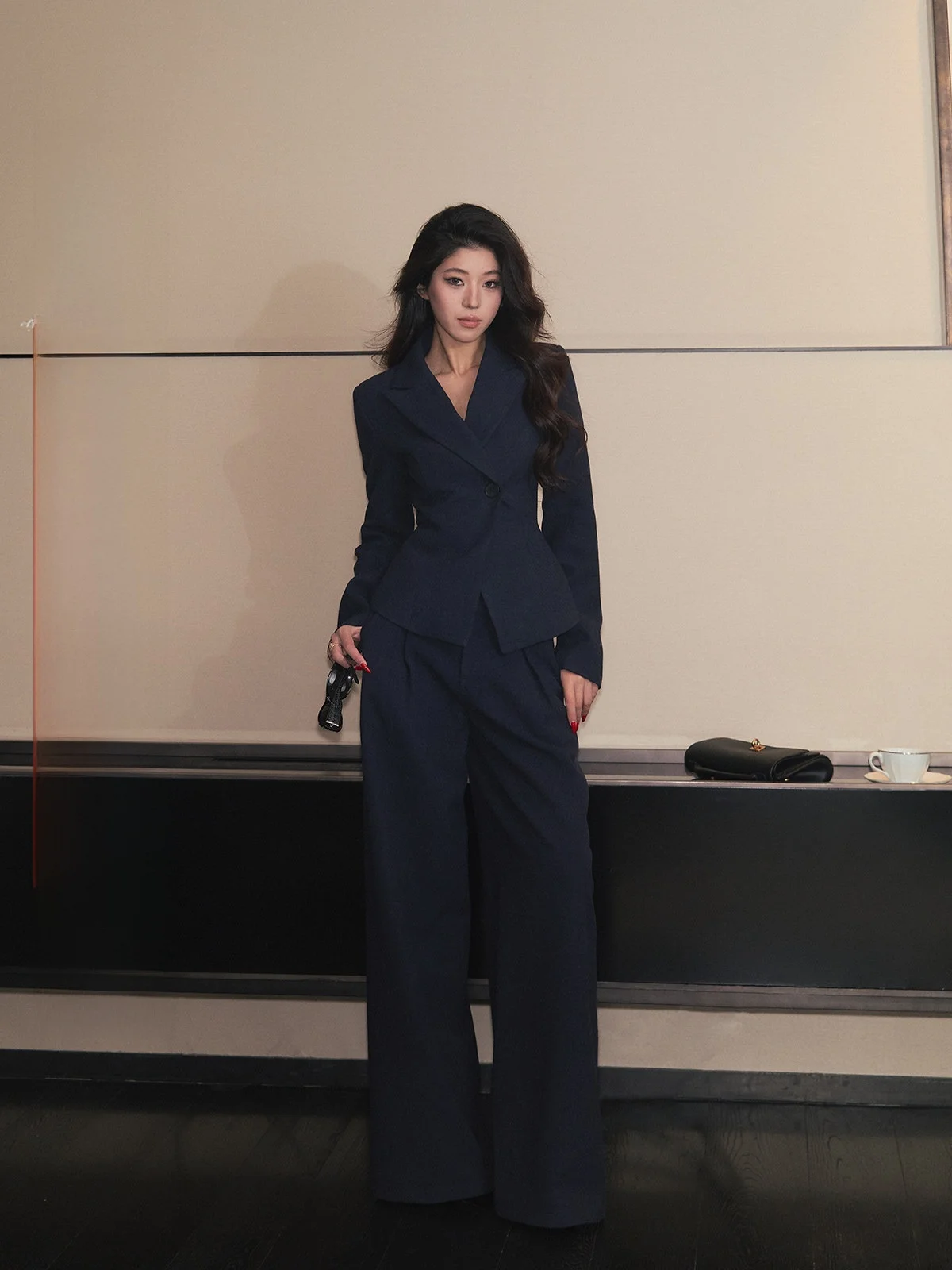 Женский деловой костюм: шерстяное пальто и брюки, комплект из двух предметов, повседневный стиль, китайский бренд
Женский деловой костюм: шерстяное пальто и брюки, комплект из двух предметов, повседневный стиль, китайский бренд