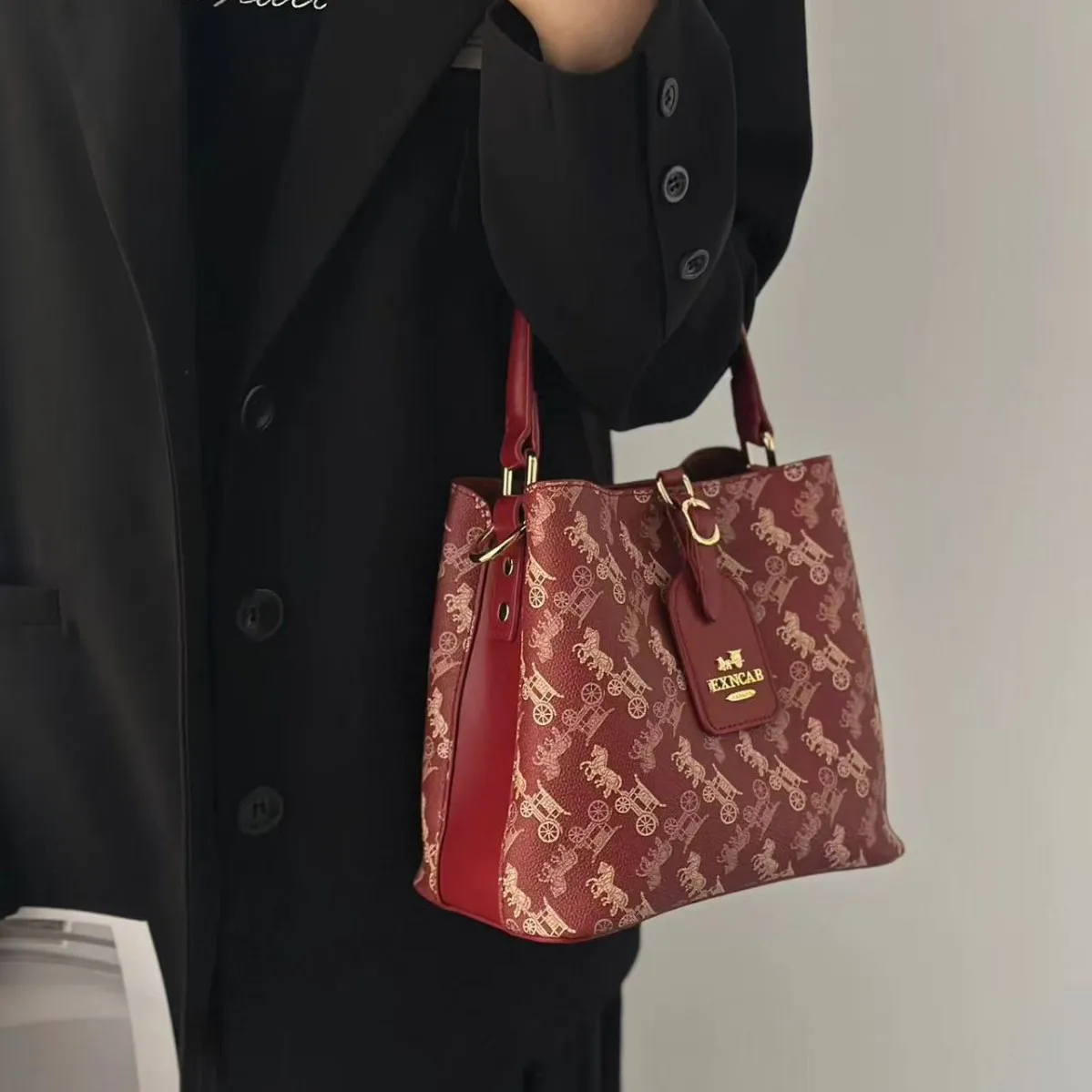 Модные простые дизайнерские сумки для подгузников для женщин, минималистичная элегантная сумка через плечо, кожаная сумка большой вместимости, винтажная шикарная сумка для поездок на работу
Модные простые дизайнерские сумки для подгузников для женщин, минималистичная элегантная сумка через плечо, кожаная сумка большой вместимости, винтажная шикарная сумка для поездок на работу