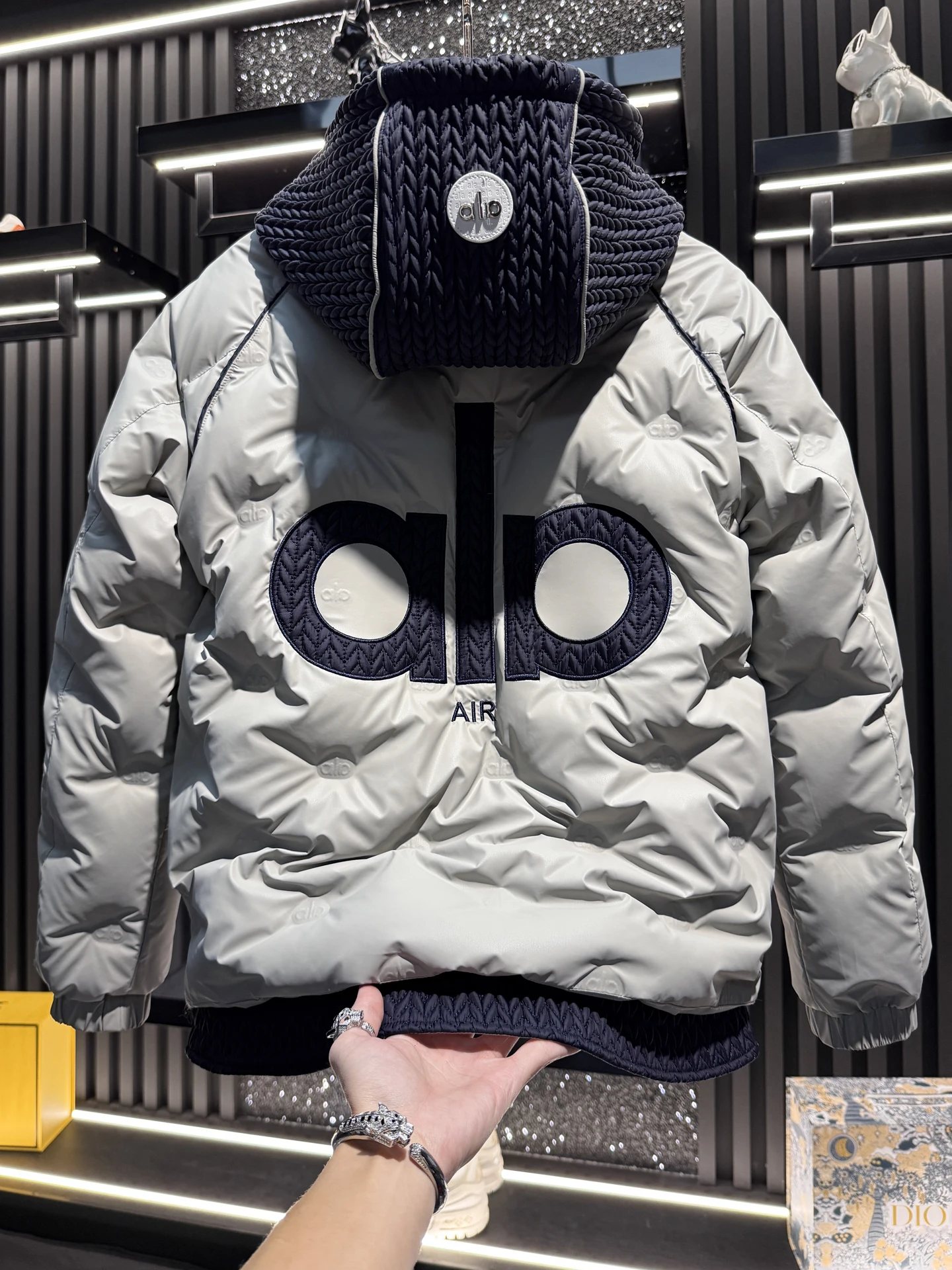 Мужской пуховик премиум-класса с капюшоном, новая модная коллекция 2025 года, морозостойкий, с наполнителем из 90% белого утиного пуха, утепленная роскошная верхняя одежда
Мужской пуховик премиум-класса с капюшоном, новая модная коллекция 2025 года, морозостойкий, с наполнителем из 90% белого утиного пуха, утепленная роскошная верхняя одежда