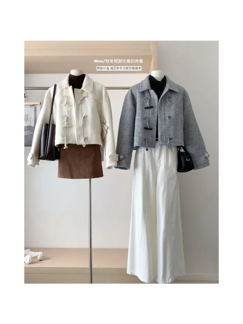 2024 Fall and Winter New Women Tops Jacket Horn Buckle Single Breasted Turn Down Collar Long Sleeve Padded Short Jacket Coats
2024 Fall and Winter New Women Tops Jacket Horn Buckle Single Breasted Turn Down Collar Long Sleeve Padded Short Jacket Coats