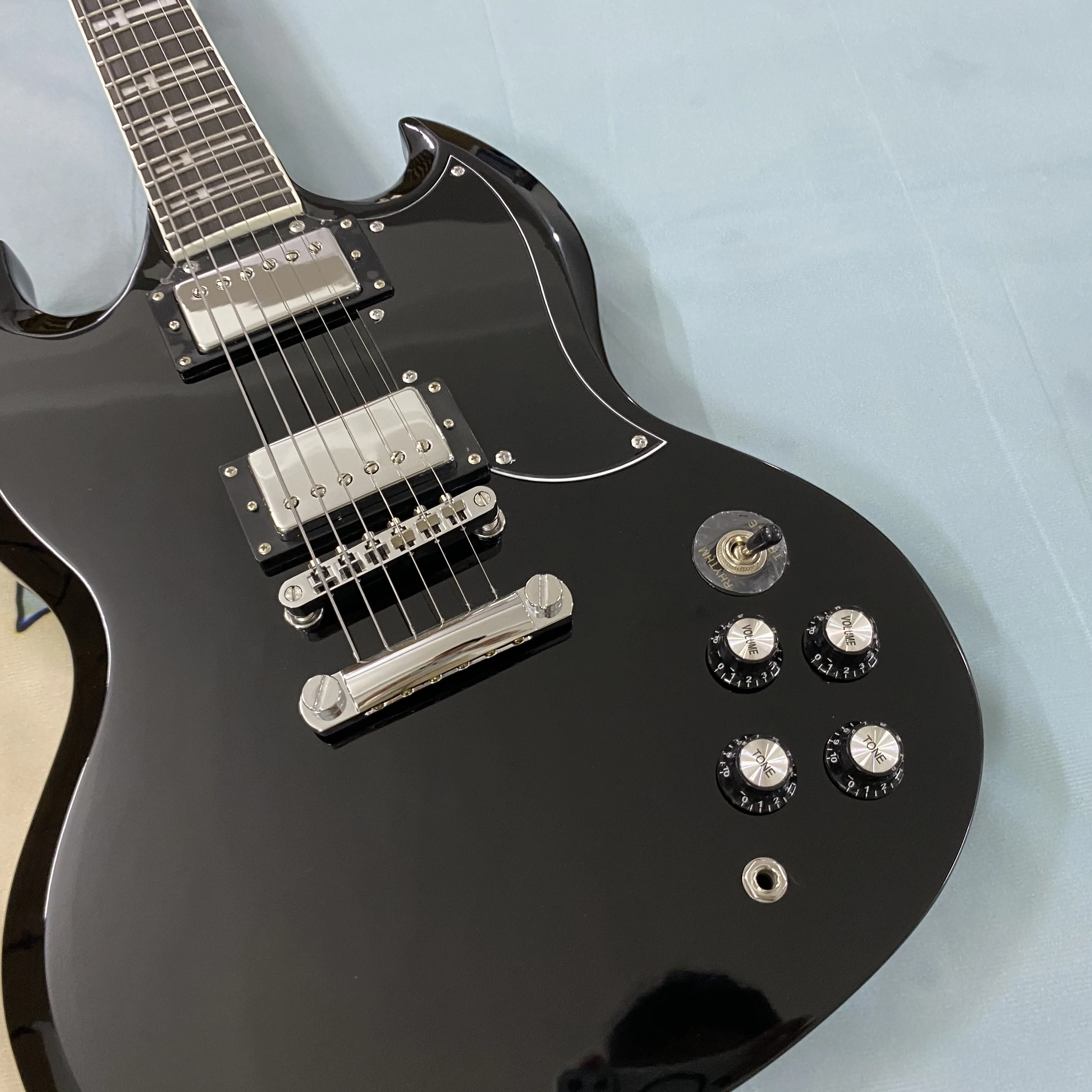 Vicers 22frets electric guitar with 6 strings, cross inlaid rosewood fingerboard chrome hardware, free shipping
Vicers 22frets electric guitar with 6 strings, cross inlaid rosewood fingerboard chrome hardware, free shipping