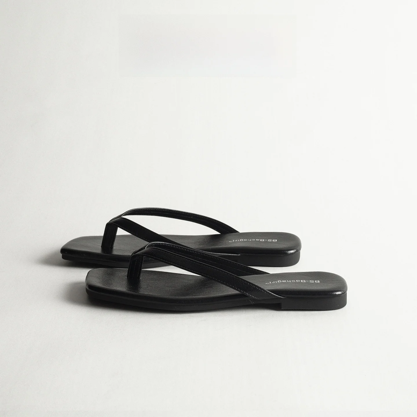 Casual Flat Bottom Thong Sandals Women's Summer Outdoor Versatile Fashionable Match Skirts Beach Vacation Slip-On Shoes
Casual Flat Bottom Thong Sandals Women's Summer Outdoor Versatile Fashionable Match Skirts Beach Vacation Slip-On Shoes