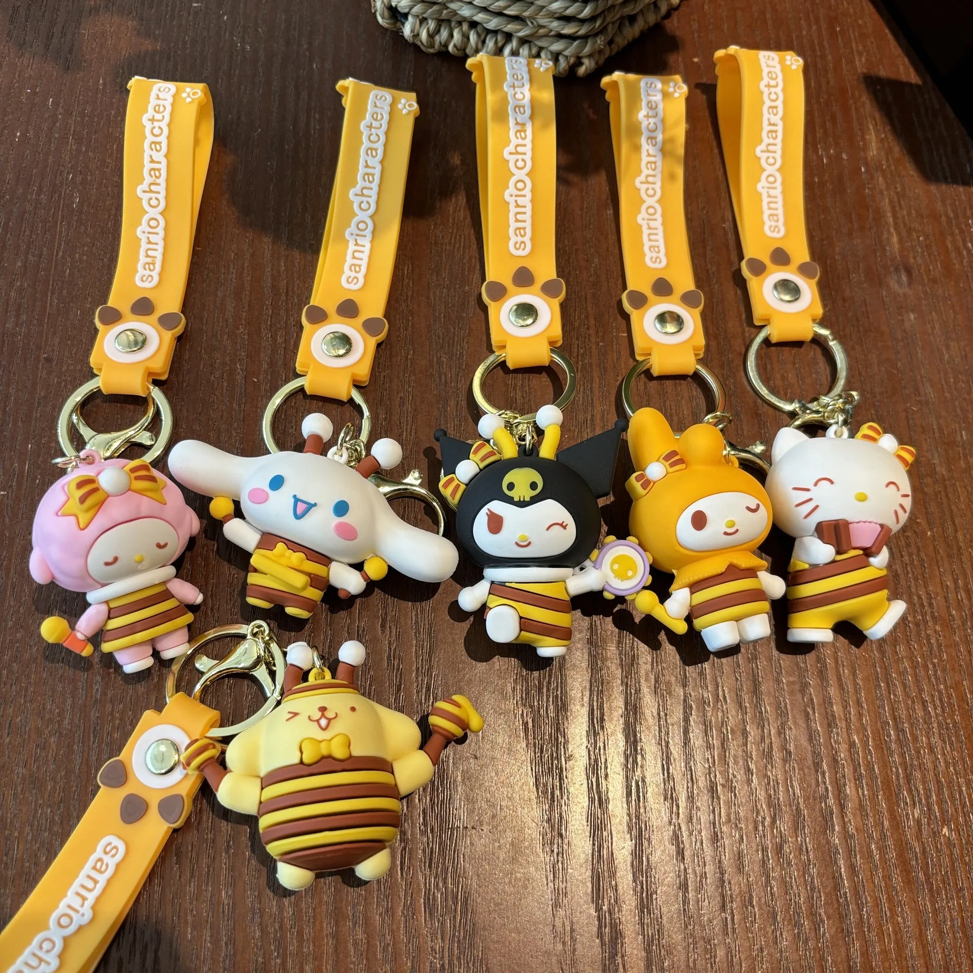 Sanrio аниме экшн-фигурка брелок для ключей с подвеской Hello Kitty Melody Kuromi Cinnamoroll кукла подвеска для пары автомобиля брелок подарок для детей
Sanrio аниме экшн-фигурка брелок для ключей с подвеской Hello Kitty Melody Kuromi Cinnamoroll кукла подвеска для пары автомобиля брелок подарок для детей