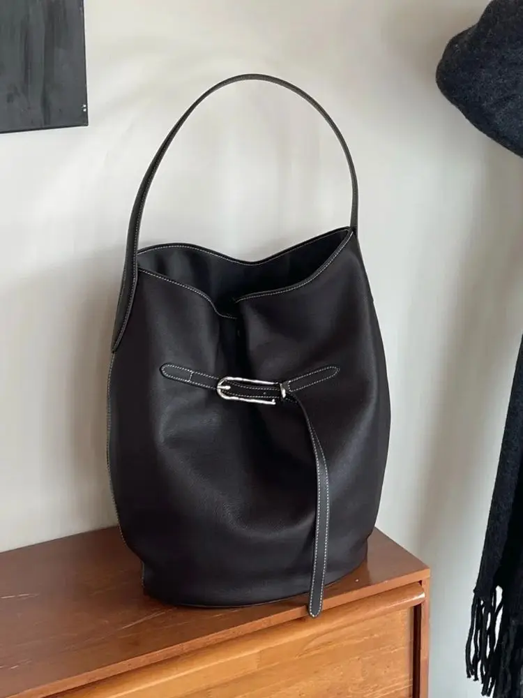 Натуральная кожаная женская сумка-ведро через плечо, люксовая дизайнерская брендовая женская сумка, новая сумка-тоут, сумка на плечо
Натуральная кожаная женская сумка-ведро через плечо, люксовая дизайнерская брендовая женская сумка, новая сумка-тоут, сумка на плечо