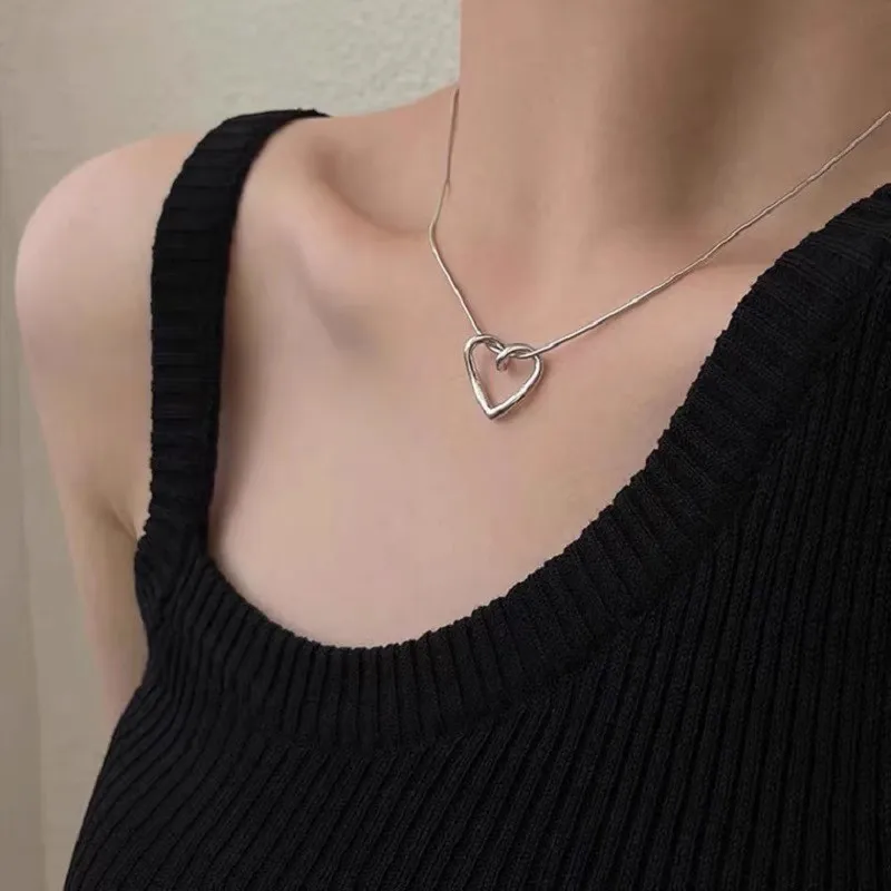 New Minimalist Hollow Heart Pendant Necklace For Women, Fashionable And Creative Collarbone Chain, Party Jewelry Gift
New Minimalist Hollow Heart Pendant Necklace For Women, Fashionable And Creative Collarbone Chain, Party Jewelry Gift
