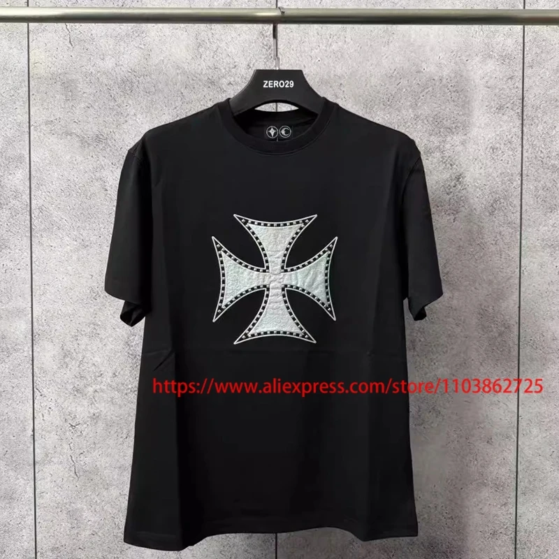 25ss New THUG CLUB Футболка Heavy Industry Metal Rivets Iron Cross LOGO Silver Do Old Foam Printing Thug Club Футболка с коротким рукавом
25ss New THUG CLUB Футболка Heavy Industry Metal Rivets Iron Cross LOGO Silver Do Old Foam Printing Thug Club Футболка с коротким рукавом