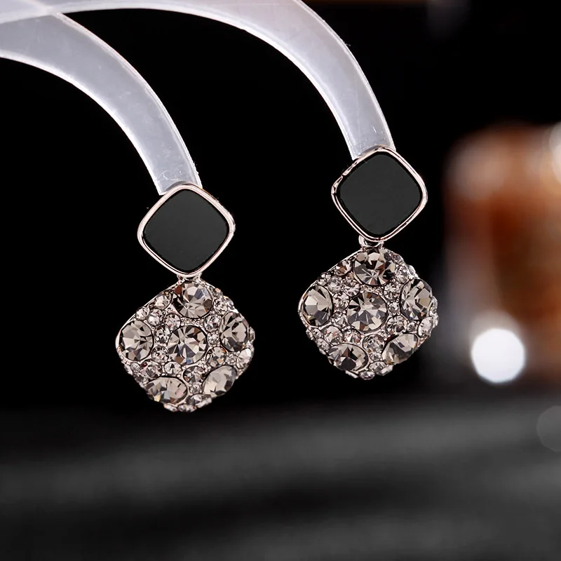 New Korean Wholesale Simple Retro Fashion Inlaid with Rhinestones S925 Silver Needle Earrings Minimalist Style El
New Korean Wholesale Simple Retro Fashion Inlaid with Rhinestones S925 Silver Needle Earrings Minimalist Style El