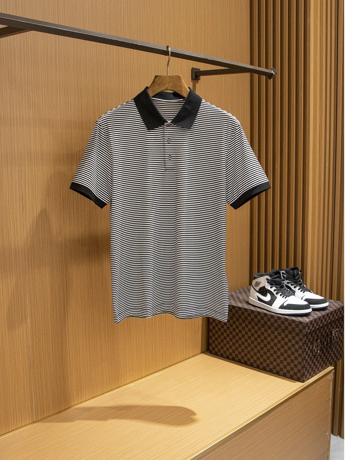 Classic Bla White Stripes irt Comfortable Breathable Summer Men's Casual Collar ort Sve Cotton T-irt
Classic Bla White Stripes irt Comfortable Breathable Summer Men's Casual Collar ort Sve Cotton T-irt