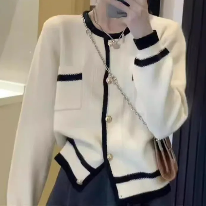 French Xiaoxiangfeng Premium Sense Loose Knitted Cardigan Jacket 2025 Autumn and Winter New Bottom Sweater Women's Top
French Xiaoxiangfeng Premium Sense Loose Knitted Cardigan Jacket 2025 Autumn and Winter New Bottom Sweater Women's Top