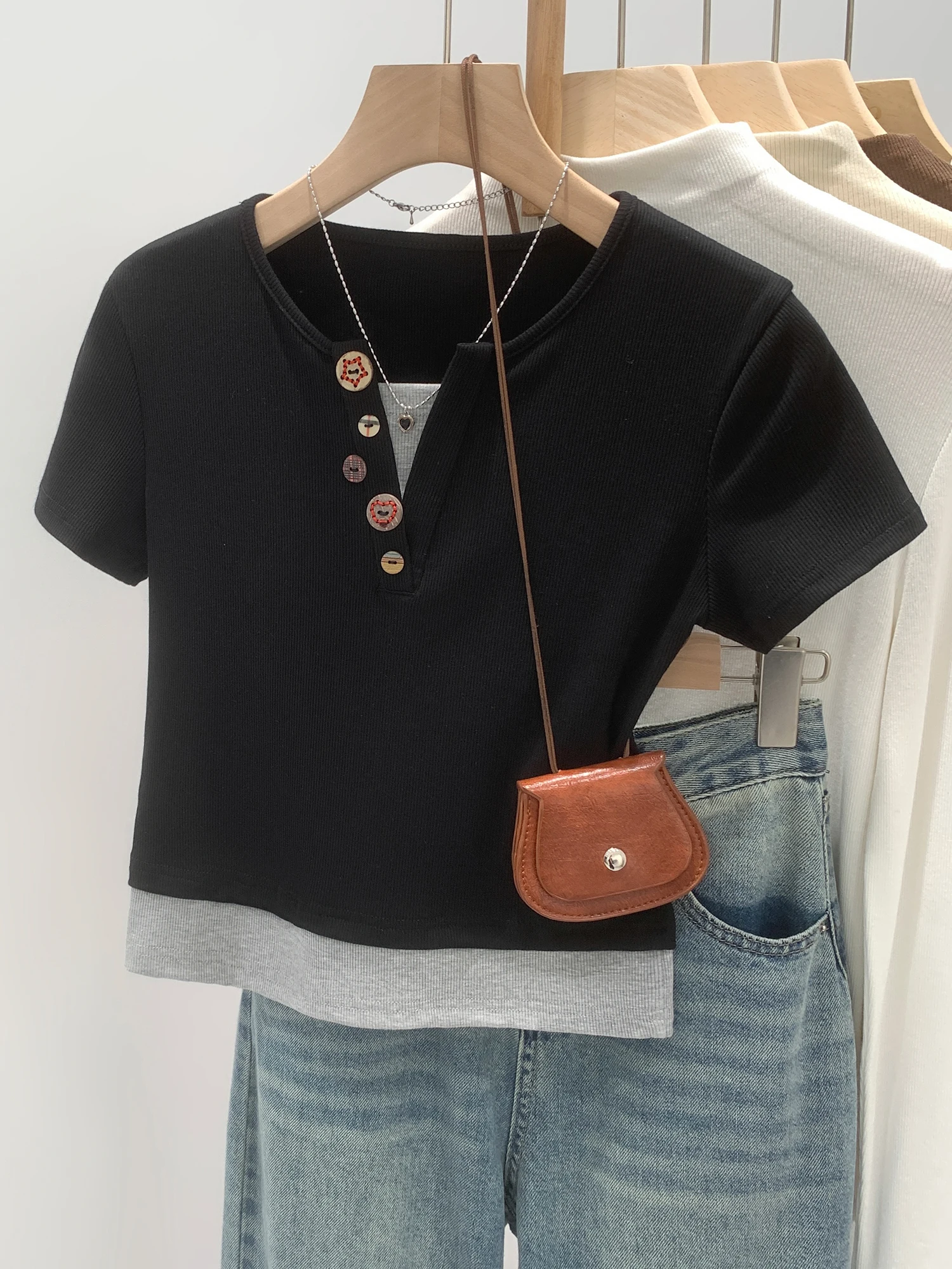 Fashionable Collared Short Sleeve T-Shirt Women's Summer Korean Design Sensation Fake Two-Piece Top Color Block Commute Style...
Fashionable Collared Short Sleeve T-Shirt Women's Summer Korean Design Sensation Fake Two-Piece Top Color Block Commute Style...