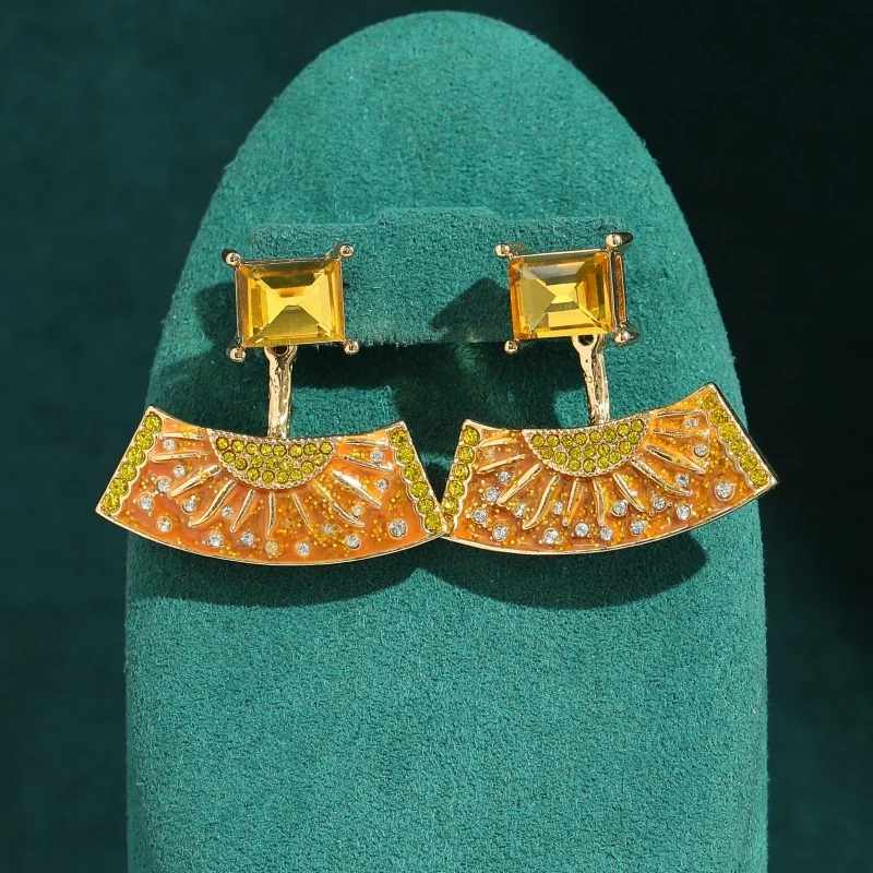 Vintage Fan Shaped Yellow Earrings Crystal Gold Color Luxury Brand High Quality Trendy Art Deco Jewelry For Women Wedding New
Vintage Fan Shaped Yellow Earrings Crystal Gold Color Luxury Brand High Quality Trendy Art Deco Jewelry For Women Wedding New