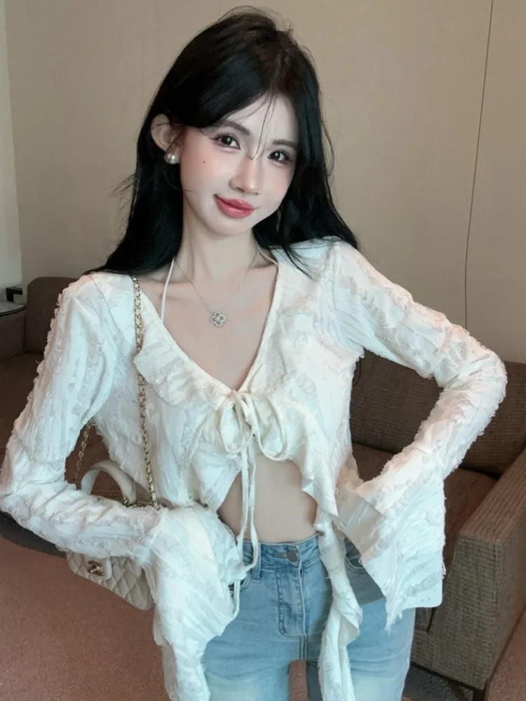 Sweet Fitted V-neck Top with Bell Sleeves And Irregular Hemline Lantern Sleeve V-neck Short Length Sweet Style Women's Shirt
Sweet Fitted V-neck Top with Bell Sleeves And Irregular Hemline Lantern Sleeve V-neck Short Length Sweet Style Women's Shirt