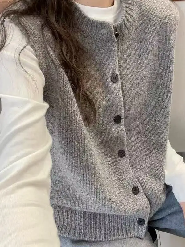 Вязаный жилет из чистой шерсти для женщин: повседневный, универсальный, с круглым вырезом, с подплечниками, теплый и комфортный трикотаж
Вязаный жилет из чистой шерсти для женщин: повседневный, универсальный, с круглым вырезом, с подплечниками, теплый и комфортный трикотаж