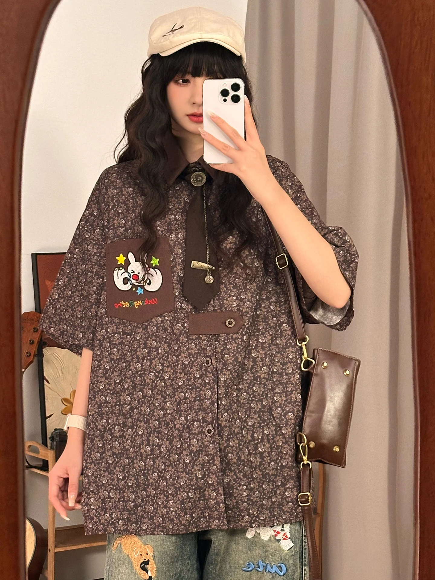 Оригинальная американская ретро-рубашка с цветочным принтом для женщин, летняя новинка, свободный крой, модный топ с коротким рукавом, дышащий полиэстер, уличный стиль
Оригинальная американская ретро-рубашка с цветочным принтом для женщин, летняя новинка, свободный крой, модный топ с коротким рукавом, дышащий полиэстер, уличный стиль