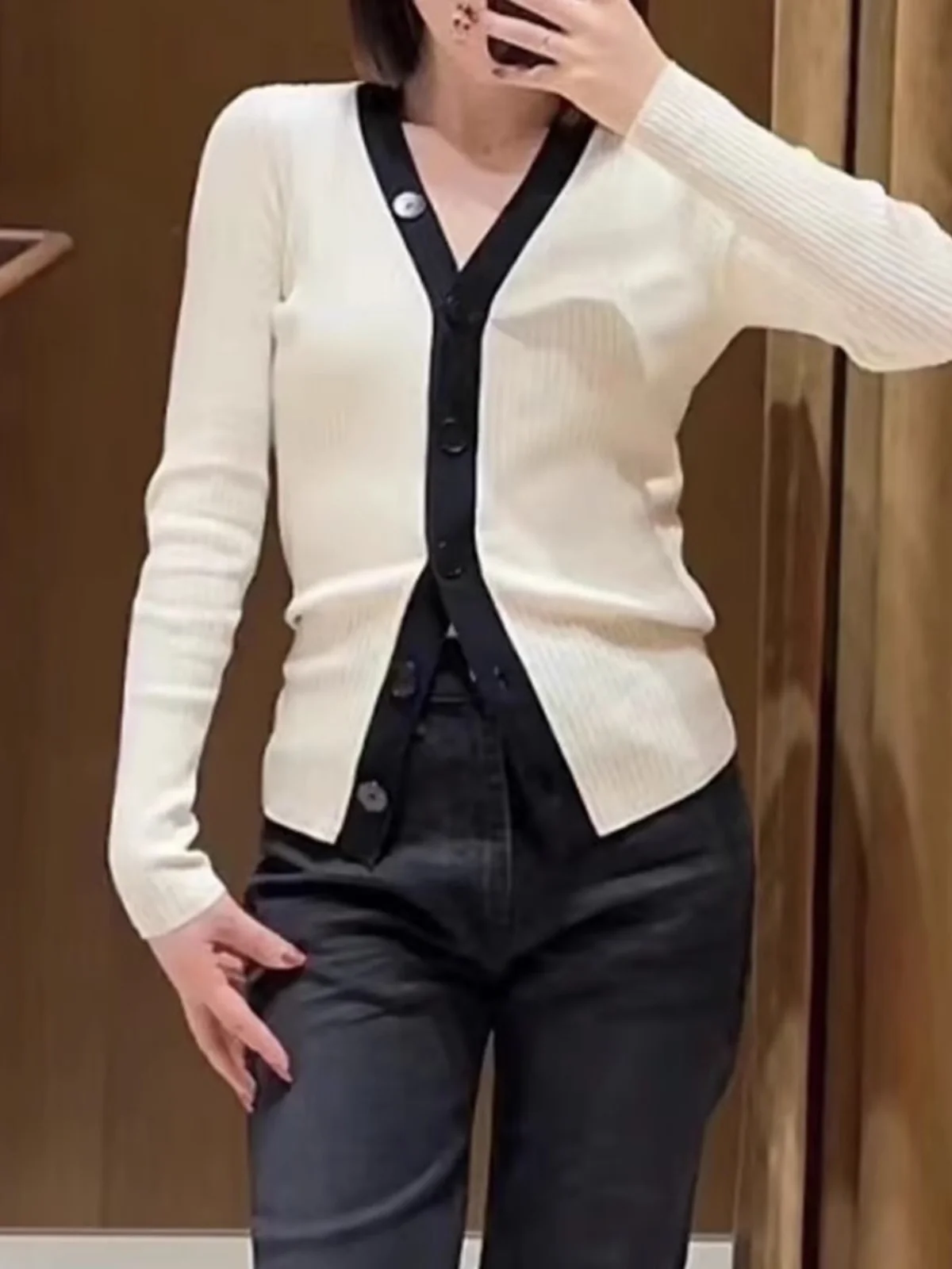 Spring 2024 Women's Slim Fit Knitwear V-Neck Single Button Color Block Versatile Top Quality S Home Sweet Style Long Sleeve
Spring 2024 Women's Slim Fit Knitwear V-Neck Single Button Color Block Versatile Top Quality S Home Sweet Style Long Sleeve