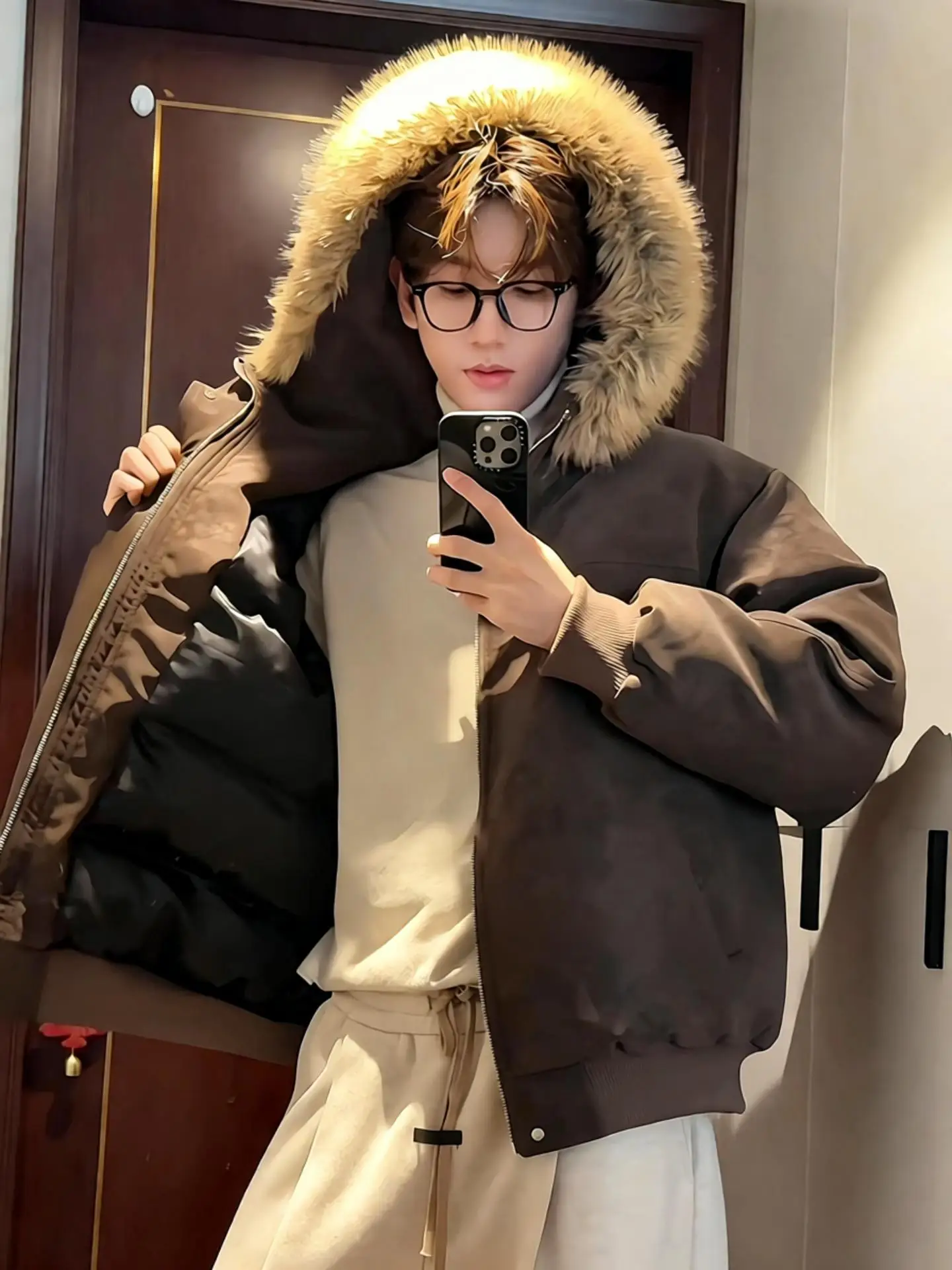 Мужская зимняя куртка-пуховик с капюшоном из искусственной кожи, коричневая матовая, со съемным меховым воротником, на хлопковой подкладке, для активного отдыха
Мужская зимняя куртка-пуховик с капюшоном из искусственной кожи, коричневая матовая, со съемным меховым воротником, на хлопковой подкладке, для активного отдыха