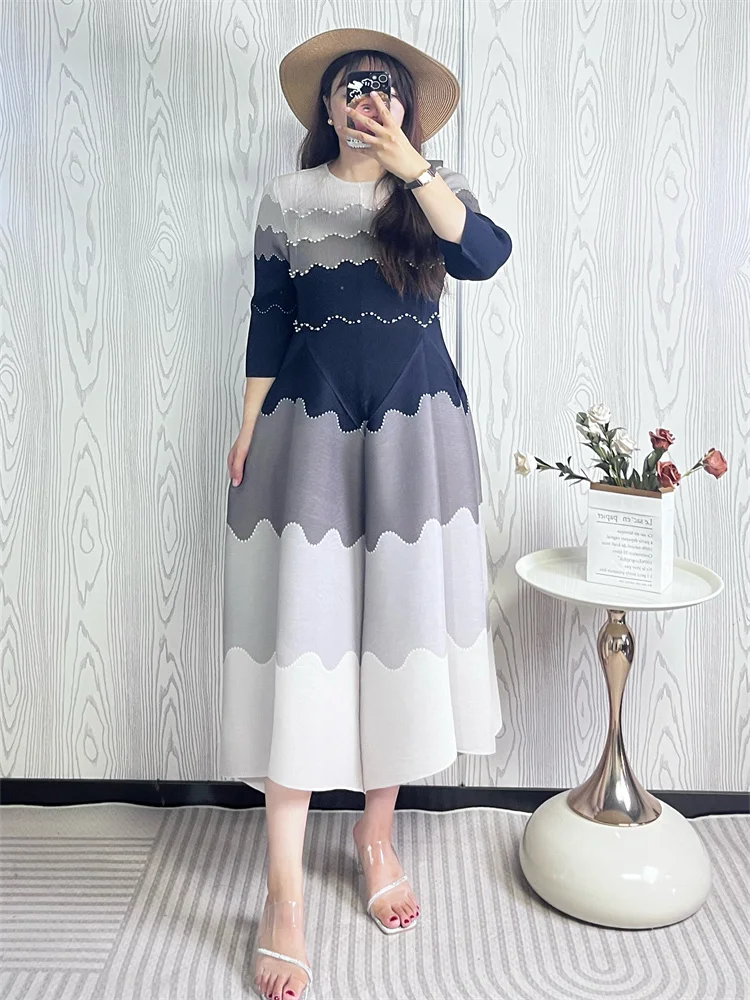 2025 Summer Age Reduction Waist Thin Versatile Medium-length Dresses Miyake Pleated Dresses Vintage Print Round Neck Dress
2025 Summer Age Reduction Waist Thin Versatile Medium-length Dresses Miyake Pleated Dresses Vintage Print Round Neck Dress