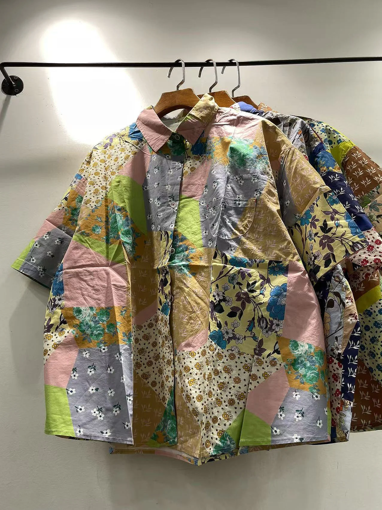 Retro Floral Print Loose Cotton Short Sleeve Shirt Women's Casual Top Breathable Comfortable Fit for Young Women Summer Wear
Retro Floral Print Loose Cotton Short Sleeve Shirt Women's Casual Top Breathable Comfortable Fit for Young Women Summer Wear