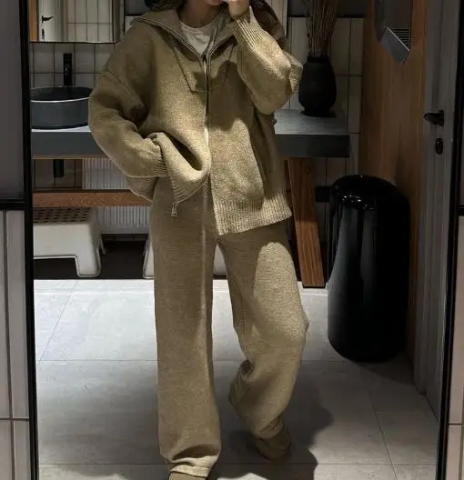 Solid Color Collar Zipper Factory Knitted Top and High Waisted Straight Leg Pants Set for Winter Women's Fashion 2-Piece Set
Solid Color Collar Zipper Factory Knitted Top and High Waisted Straight Leg Pants Set for Winter Women's Fashion 2-Piece Set