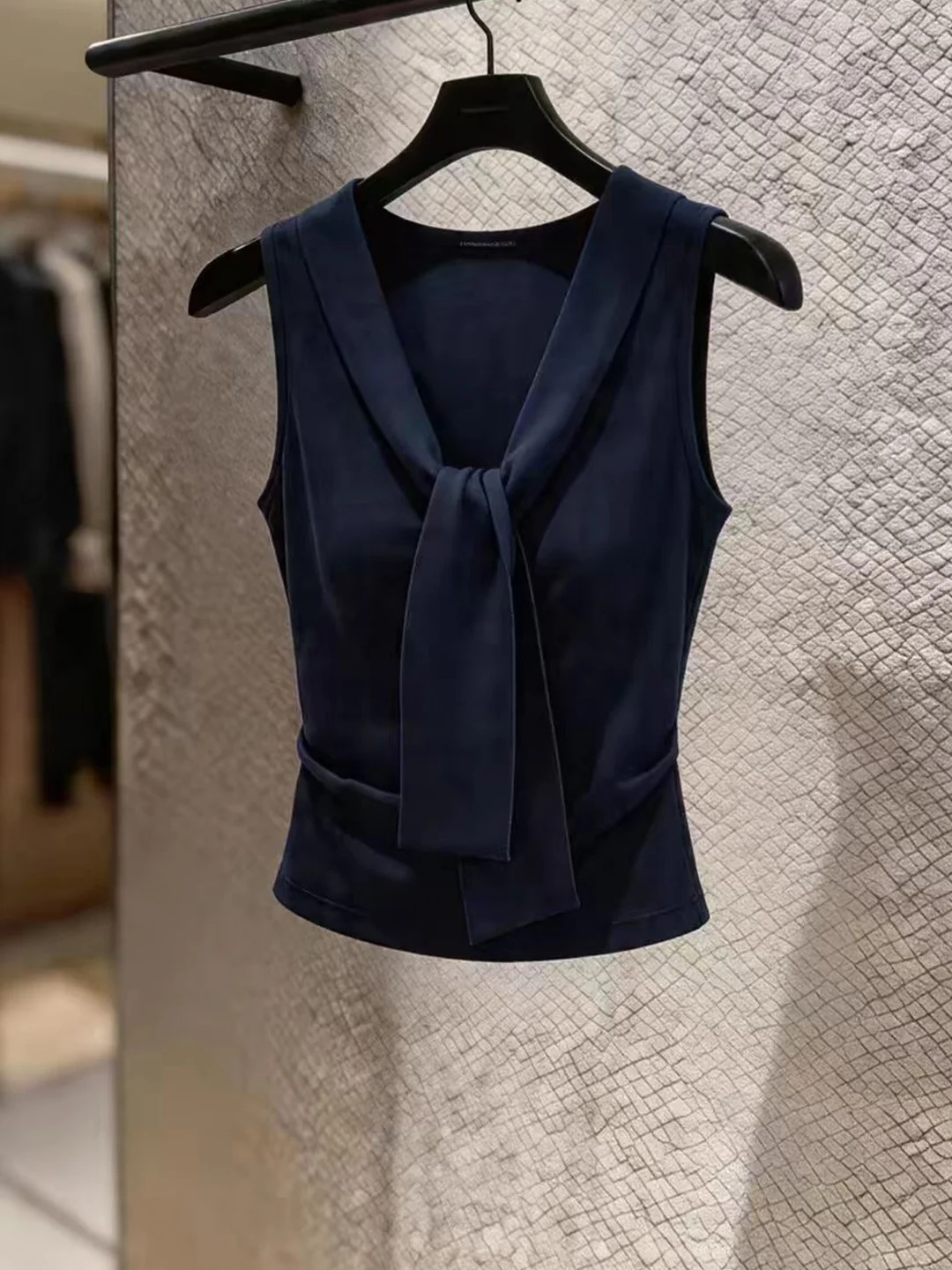Elegant V-Neck Sleeveless Vest Belted Lightweight Fashionable Commute Versatile Top Women Summer 2026 Age-Defying Style
Elegant V-Neck Sleeveless Vest Belted Lightweight Fashionable Commute Versatile Top Women Summer 2026 Age-Defying Style