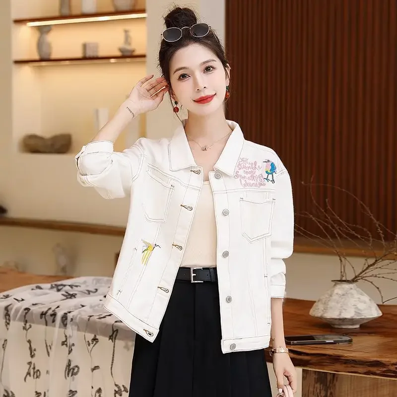 2025 Spring Autumn New Short Denim Jacket Women Loose Casual Vintage Embroidery Letters Lapel Long Sleeve White Jeans Jacket
2025 Spring Autumn New Short Denim Jacket Women Loose Casual Vintage Embroidery Letters Lapel Long Sleeve White Jeans Jacket