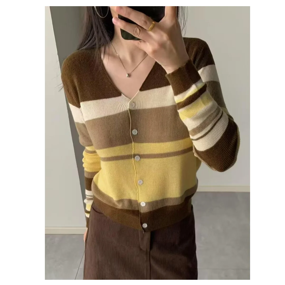 Женский полосатый кардиган с длинными рукавами, свитер, осенний элегантный винтажный минималистичный кардиган, топы с v-образным вырезом, мягкое корейское вязаное пальто
Женский полосатый кардиган с длинными рукавами, свитер, осенний элегантный винтажный минималистичный кардиган, топы с v-образным вырезом, мягкое корейское вязаное пальто