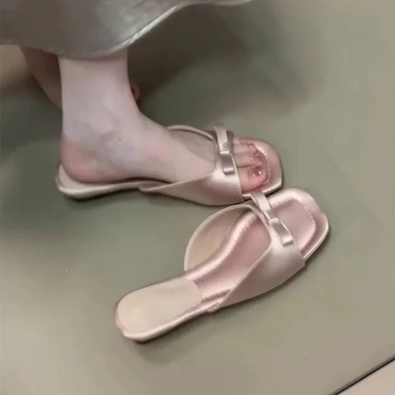 Silver Wedge French Slippers Women 2026 New Summer Fashion Outside Wear Low Heel Sandals
Silver Wedge French Slippers Women 2026 New Summer Fashion Outside Wear Low Heel Sandals