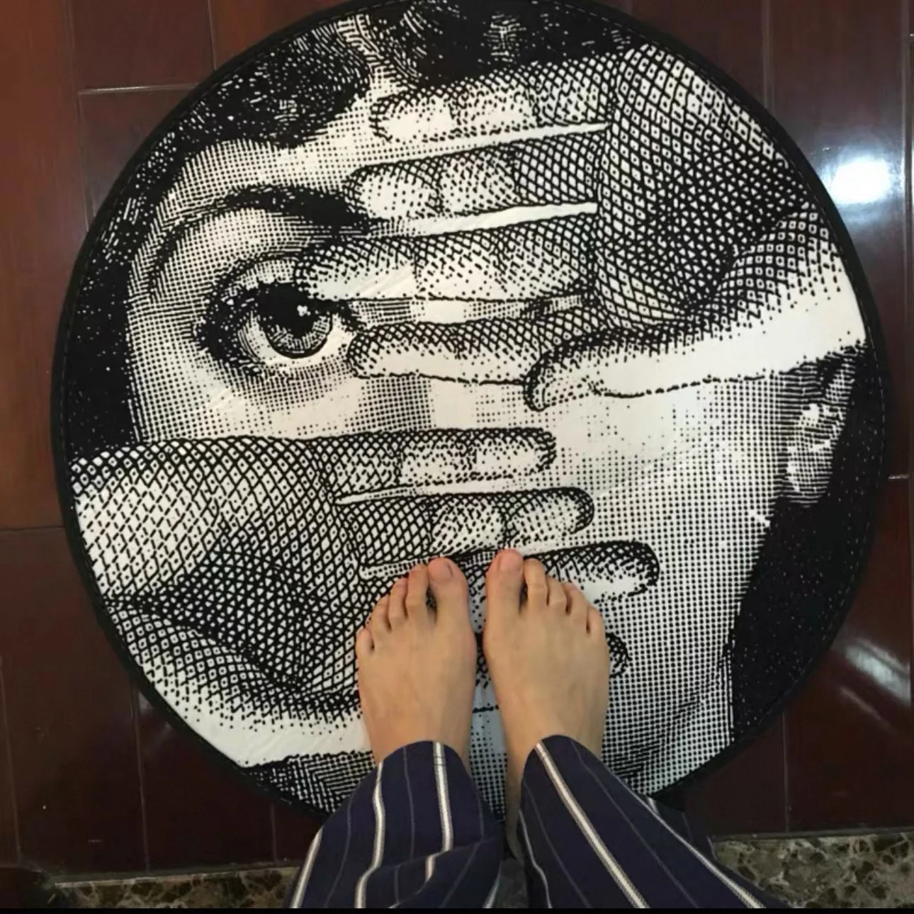 60 CM Plush Face Pattern Area Rug for Living Room Bedroom Decor, Non-Slip and Durable Floor Carpet for Home Comfort
60 CM Plush Face Pattern Area Rug for Living Room Bedroom Decor, Non-Slip and Durable Floor Carpet for Home Comfort
