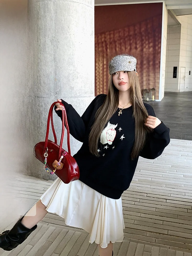 Black round Neck Printed Loose Knitted Hoodless Sweatshirt Women's Spring Autumn Fashion Design Top by LUU T-Shirt Style
Black round Neck Printed Loose Knitted Hoodless Sweatshirt Women's Spring Autumn Fashion Design Top by LUU T-Shirt Style