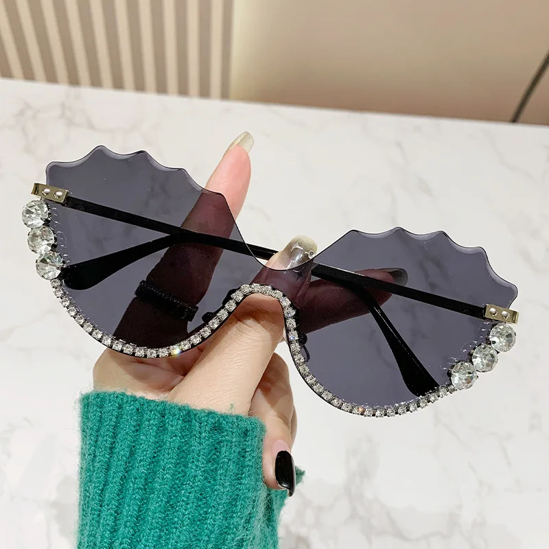 Fashion Luxury Brand Design Diamond Wave Rimless Women Sunglasses Hip Hop Eyewear Outdoor Glasses Unisex Shades Glasses UV400
Fashion Luxury Brand Design Diamond Wave Rimless Women Sunglasses Hip Hop Eyewear Outdoor Glasses Unisex Shades Glasses UV400