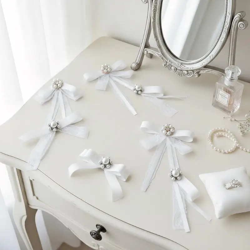 Модная черная кружевная брошь с бантом, брошь с белым жемчугом, галстук для женской одежды, украшение на вырез, лента, галстук, ювелирные аксессуары
Модная черная кружевная брошь с бантом, брошь с белым жемчугом, галстук для женской одежды, украшение на вырез, лента, галстук, ювелирные аксессуары