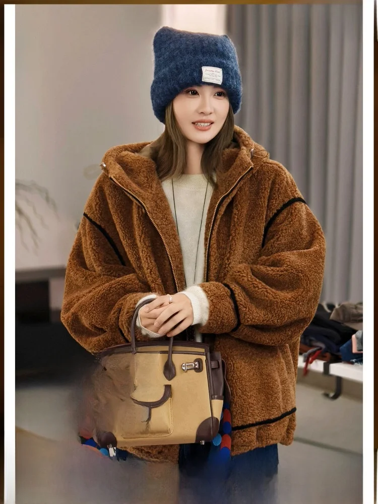 Warm Hearted Plush Hooded Coat Little Bear Cub Design Polyester Fiber Ladies Outerwear Long Sleeve Zipper Closure Daily Wear
Warm Hearted Plush Hooded Coat Little Bear Cub Design Polyester Fiber Ladies Outerwear Long Sleeve Zipper Closure Daily Wear