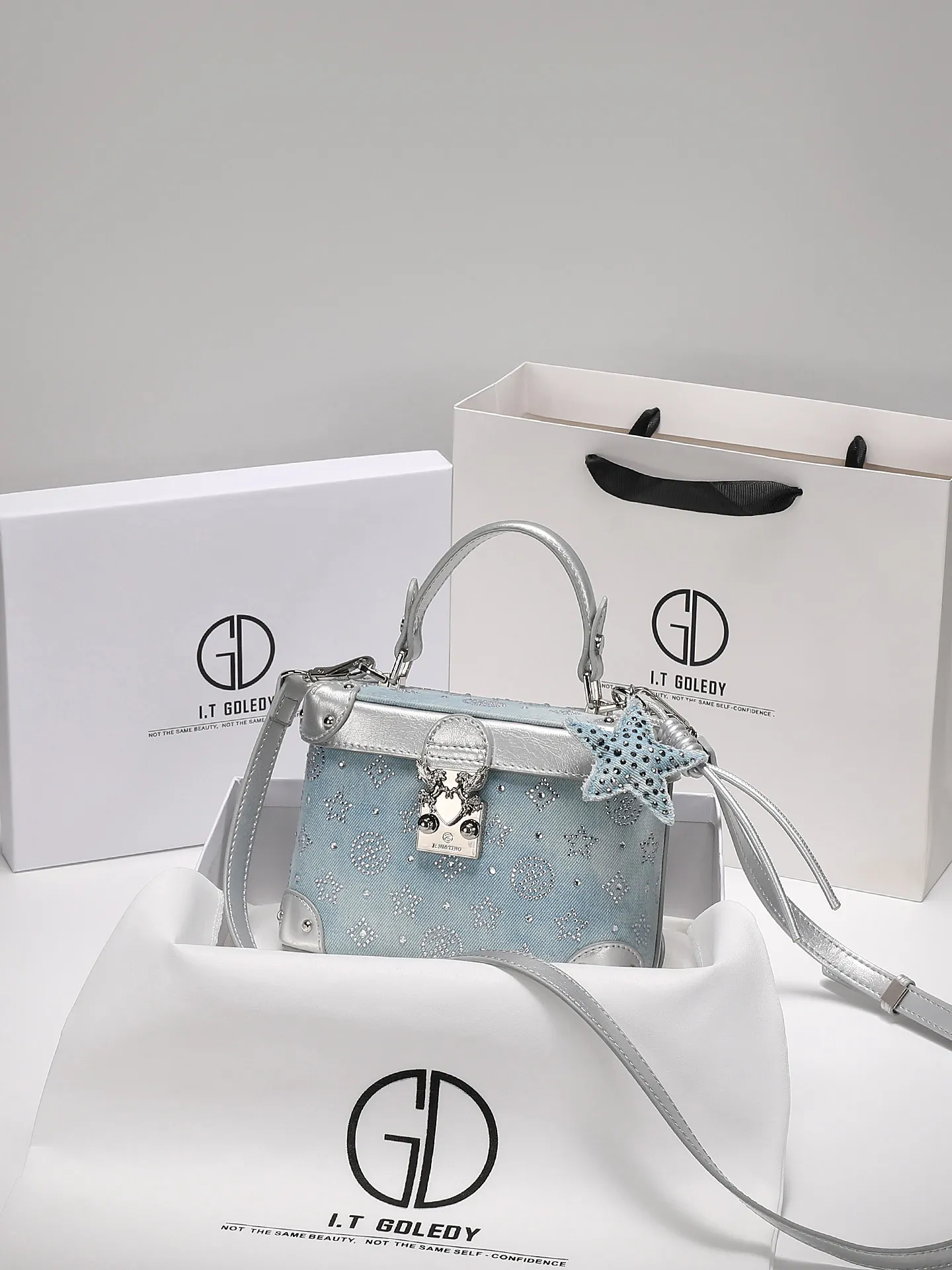 Luxury and Popular Handheld Box Bag with Delicate Star Pendant and Premium Denim Canvas 2026 Women's New Fashion Crossbody Bag
Luxury and Popular Handheld Box Bag with Delicate Star Pendant and Premium Denim Canvas 2026 Women's New Fashion Crossbody Bag