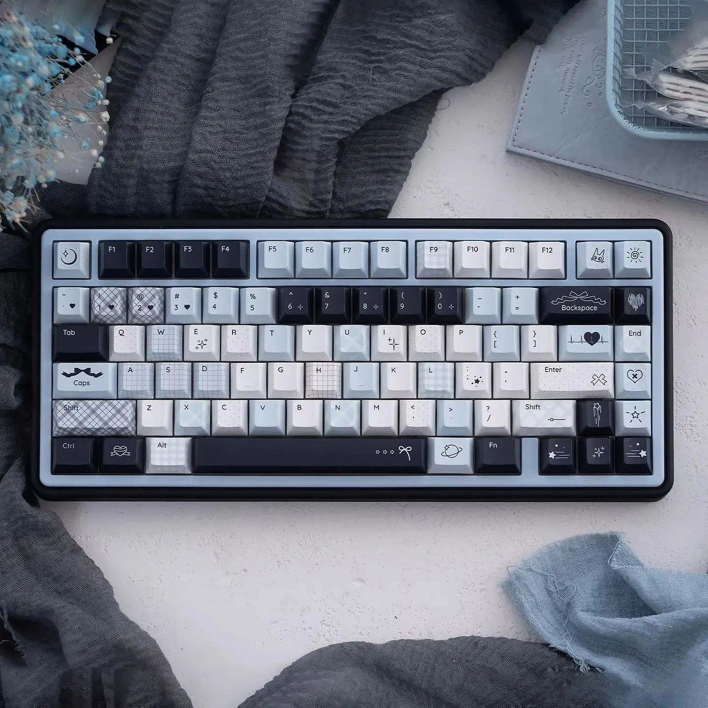 Original blue/pink Mercury mechanical keyboard keycaps customized magnetic shaft girl PBT sublimation original factory
Original blue/pink Mercury mechanical keyboard keycaps customized magnetic shaft girl PBT sublimation original factory