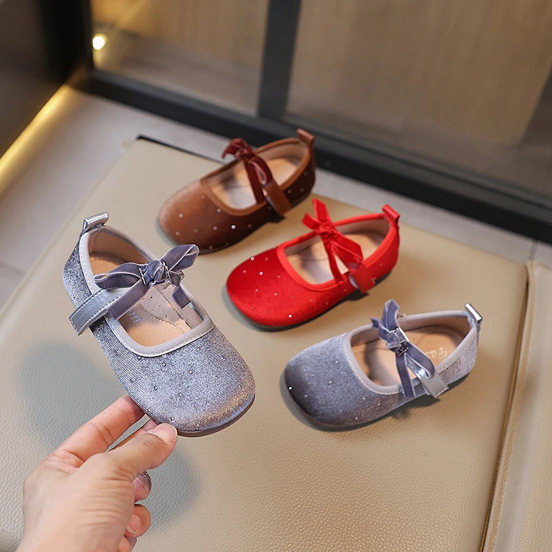 Туфли на плоской подошве для маленьких девочек в стиле ретро, однотонные детские повседневные кожаные туфли с бантом, детская обувь принцессы с мягкой подошвой для свадебной вечеринки 
Туфли на плоской подошве для маленьких девочек в стиле ретро, однотонные детские повседневные кожаные туфли с бантом, детская обувь принцессы с мягкой подошвой для свадебной вечеринки