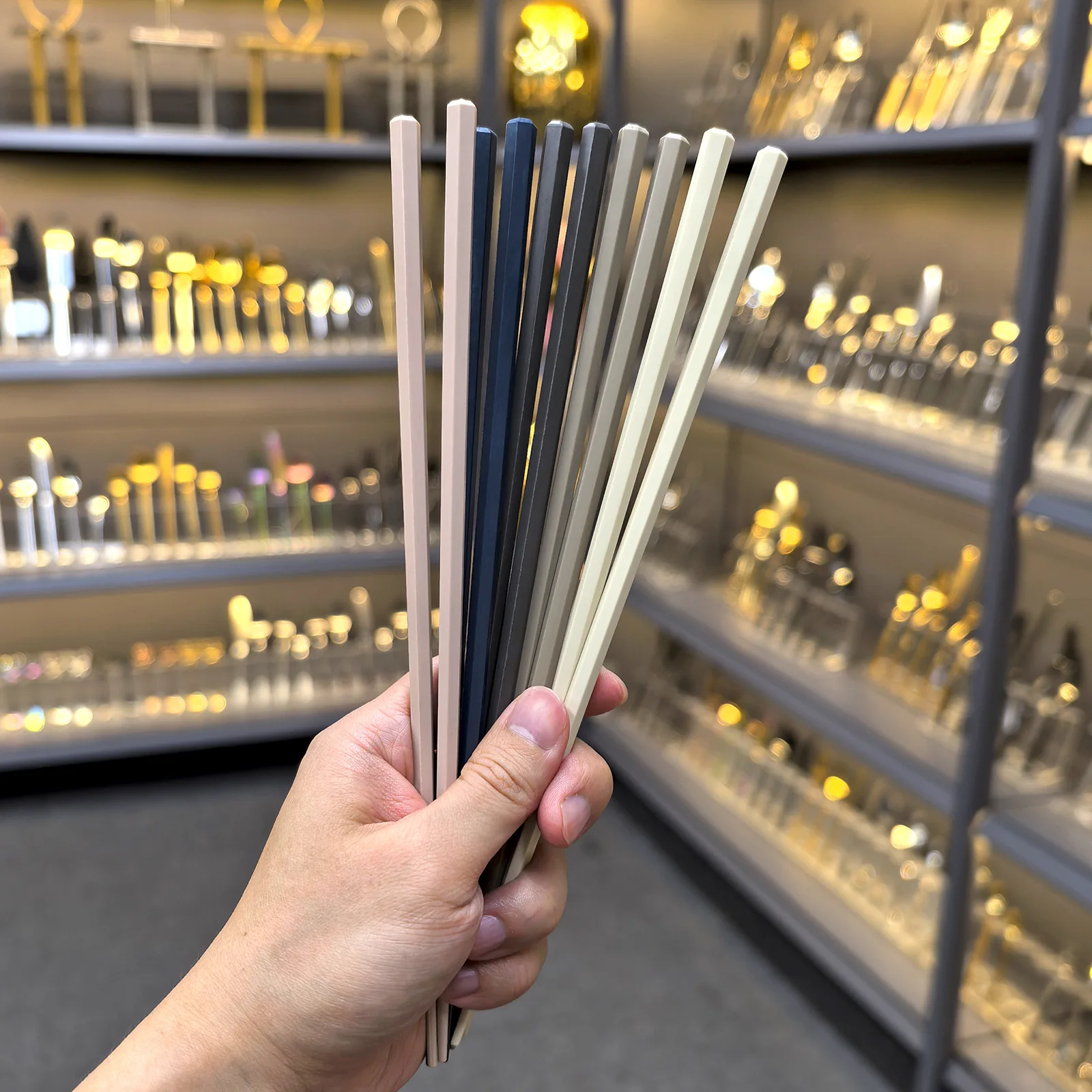 New Household Anti-mold, Non-slip & High-temperature Resistant Golden Chopsticks - High Aesthetic Single-use Chopsticks for Dail
New Household Anti-mold, Non-slip & High-temperature Resistant Golden Chopsticks - High Aesthetic Single-use Chopsticks for Dail