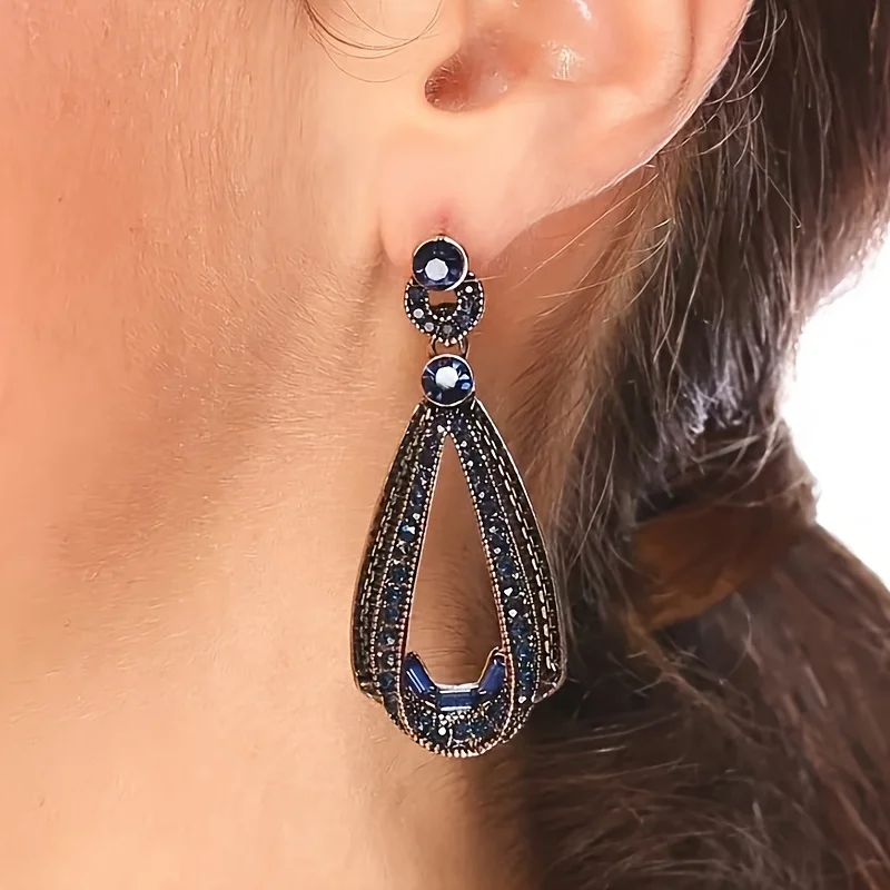 A pair of European and American French classic versatile fashion earrings hollow water drop earrings
A pair of European and American French classic versatile fashion earrings hollow water drop earrings