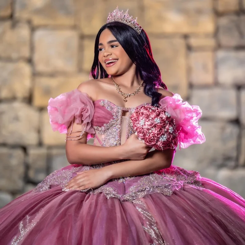 Розовое платье для церемонии Quinceanera с открытыми плечами, серебристым блеском, кристаллическими аппликациями, многослойной отделкой и длинным шлейфом, платье для церемонии 15-летия. Настройте на свой вкус
Розовое платье для церемонии Quinceanera с открытыми плечами, серебристым блеском, кристаллическими аппликациями, многослойной отделкой и длинным шлейфом, платье для церемонии 15-летия. Настройте на свой вкус