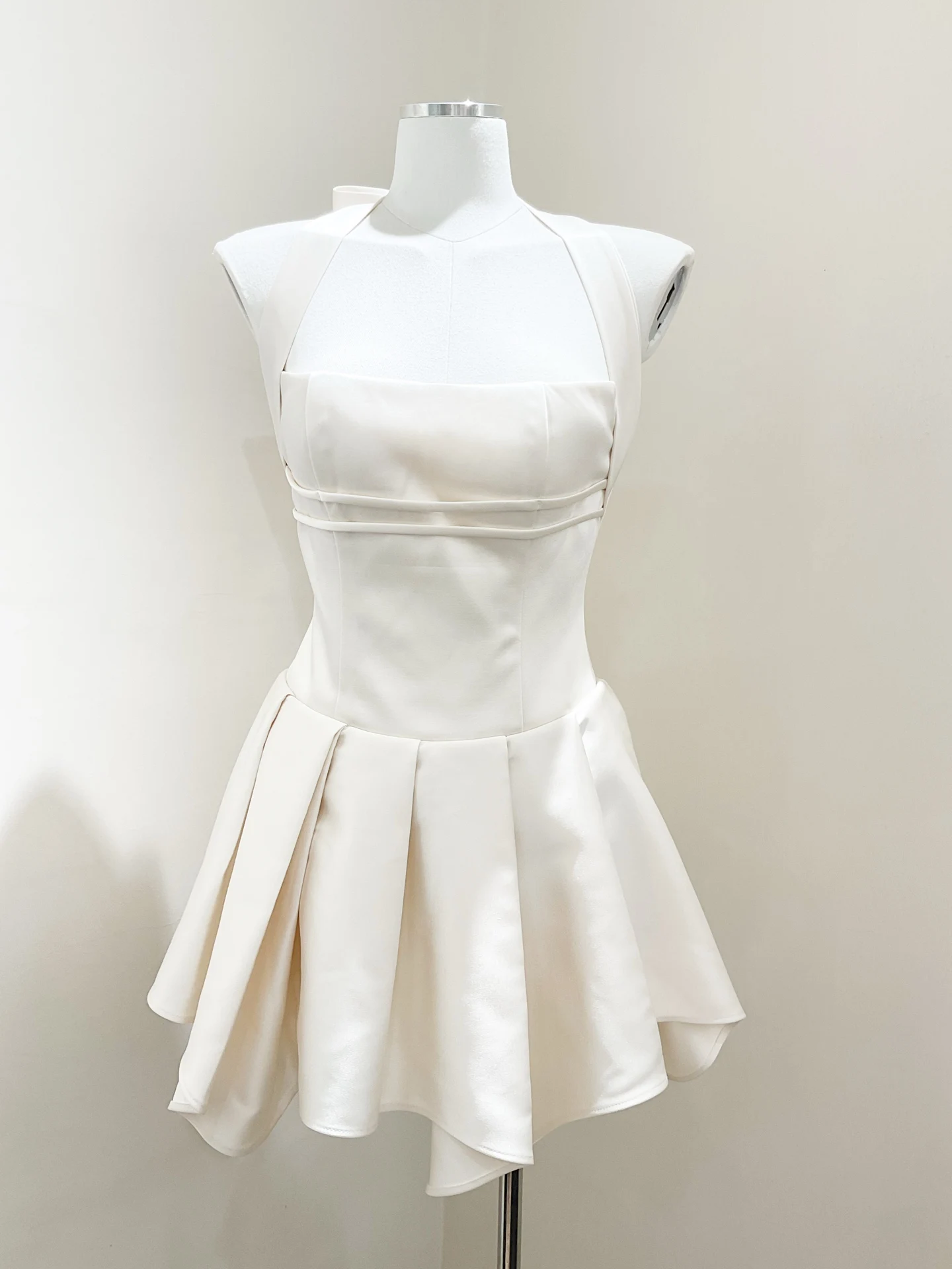 Summer Women Backless Dress Halter Neck Sleeveless High Waist Solid Color Fashion Slim Mini Robe
Summer Women Backless Dress Halter Neck Sleeveless High Waist Solid Color Fashion Slim Mini Robe