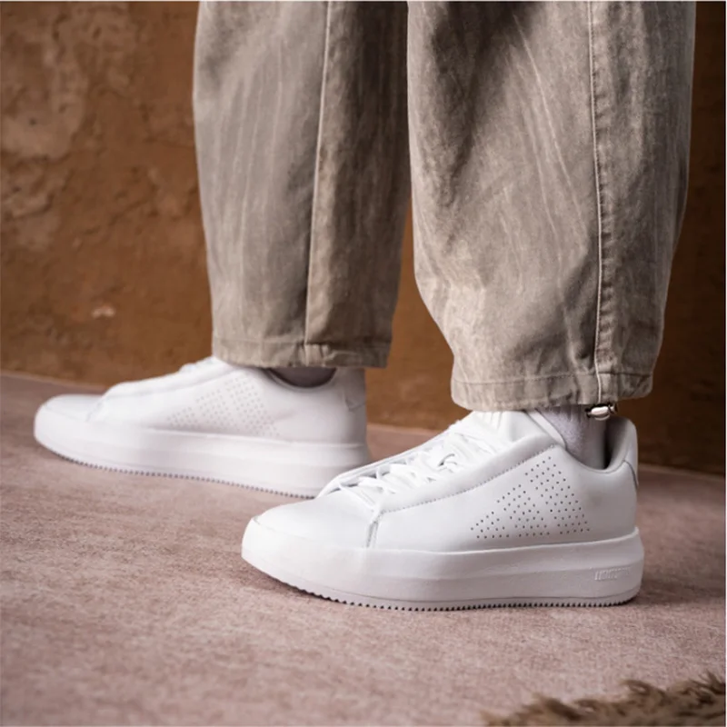 Adidas pure white leather thick-soled sports shoes - simple and casual skate shoes for men and women. Model JQ2297
Adidas pure white leather thick-soled sports shoes - simple and casual skate shoes for men and women. Model JQ2297