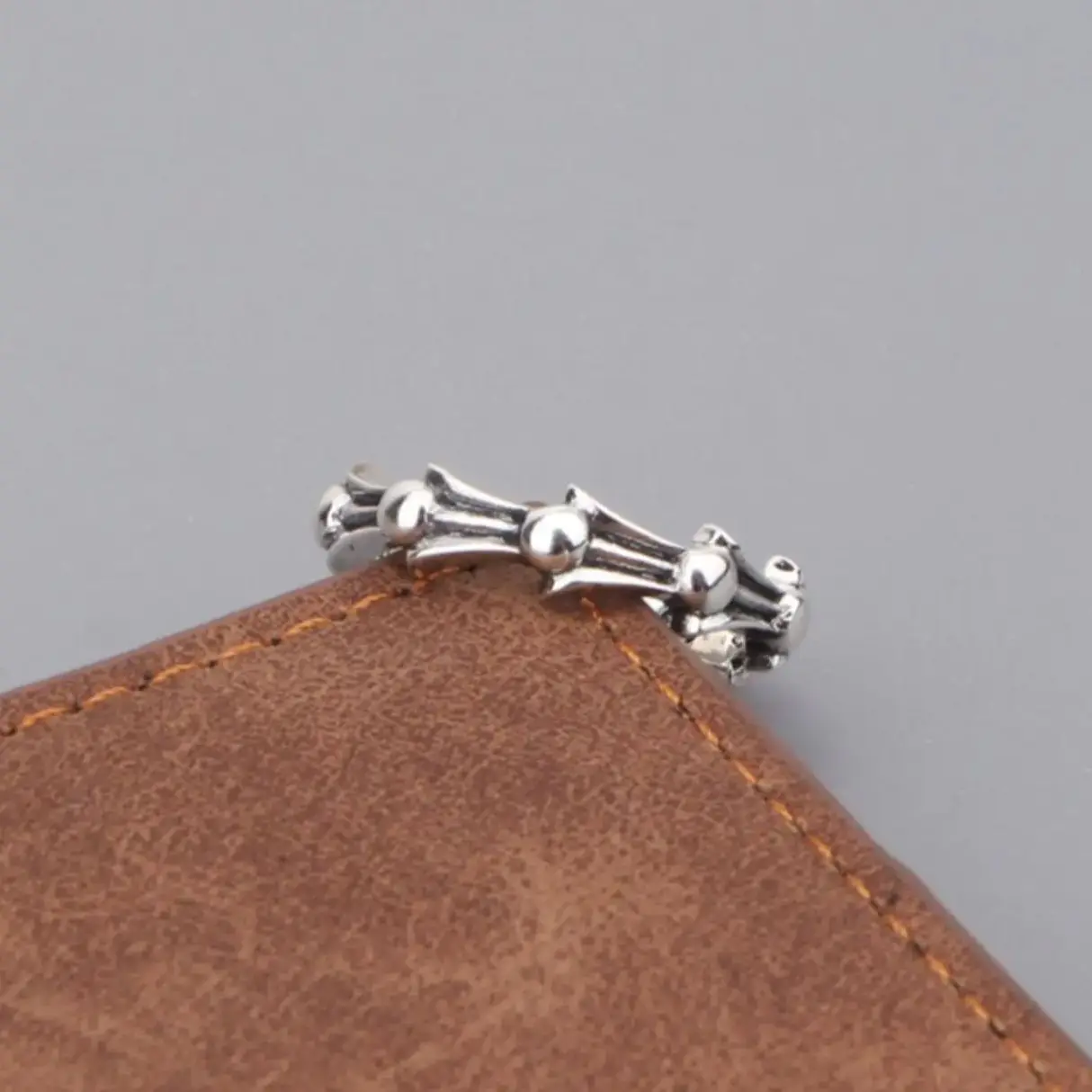 925 Sterling Silver Retro Personalized Water Wave Pattern Ring for Men and Women Simple Tail Ring Ring, European and American Pu
925 Sterling Silver Retro Personalized Water Wave Pattern Ring for Men and Women Simple Tail Ring Ring, European and American Pu