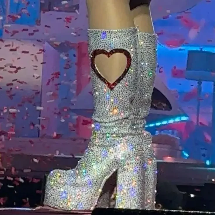 Женские сапоги до колена на платформе с блестящими кристаллами и полым сердцем, туфли большого размера на массивном высоком каблуке с боковой молнией
Женские сапоги до колена на платформе с блестящими кристаллами и полым сердцем, туфли большого размера на массивном высоком каблуке с боковой молнией