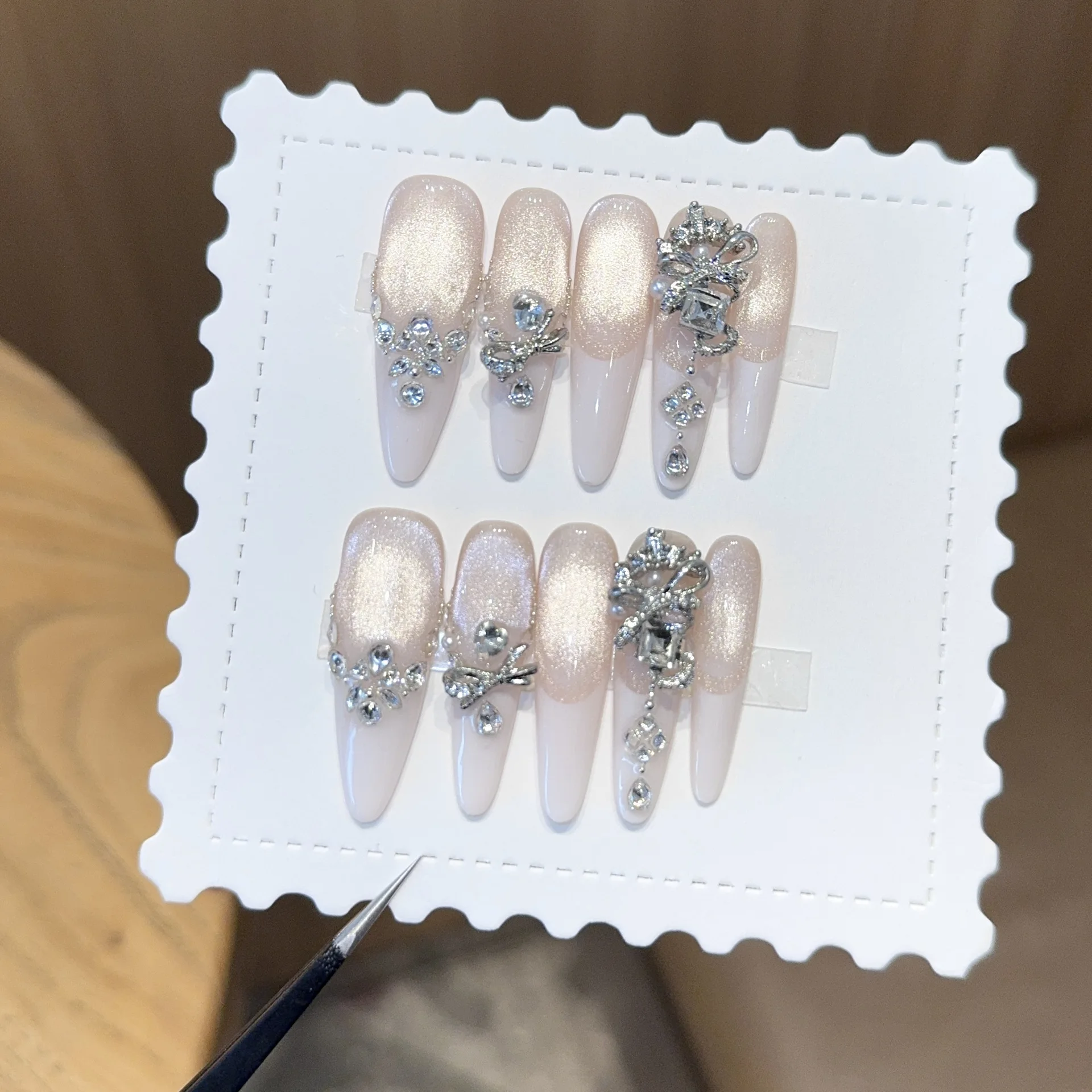 10pcs Luxury 3D Silver Rhinestone Bow Handmade Nails Nude Gradient Cat Eye Fake Nail Long Point False Nail for Women&Girl
10pcs Luxury 3D Silver Rhinestone Bow Handmade Nails Nude Gradient Cat Eye Fake Nail Long Point False Nail for Women&Girl
