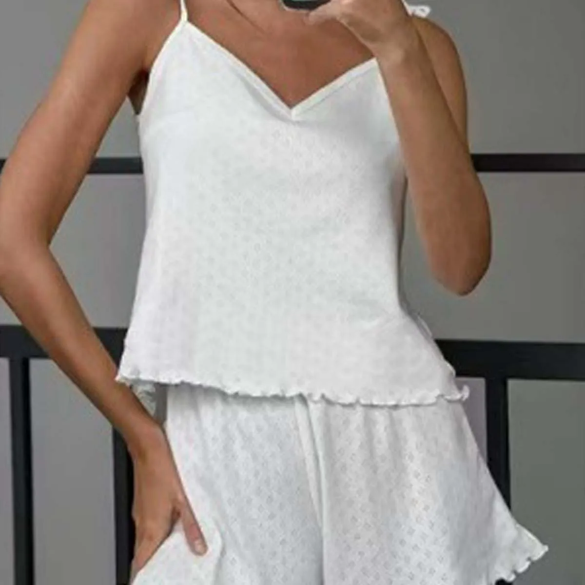 Женские пижамные комплекты с V-образным вырезом, мягкая пижама, нижнее белье для сна, 2 предмета: майка и шорты с рюшами
Женские пижамные комплекты с V-образным вырезом, мягкая пижама, нижнее белье для сна, 2 предмета: майка и шорты с рюшами