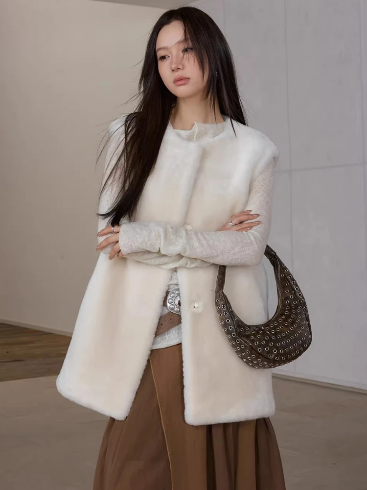 High-end Luxury Merino Sheep Fur Sleeveless Vest Jackets for Women 2026 New Simple O-neck Winter Genuine Leather Real Fur Coat
High-end Luxury Merino Sheep Fur Sleeveless Vest Jackets for Women 2026 New Simple O-neck Winter Genuine Leather Real Fur Coat