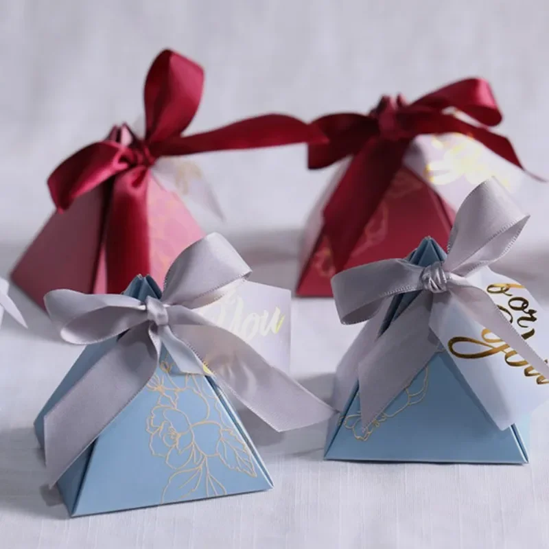 New Gift Box Triangular Pyramid Paper Candy Boxes Wedding Favors Packing THANKS Card & Ribbon Party Supplies Wedding Decoration
New Gift Box Triangular Pyramid Paper Candy Boxes Wedding Favors Packing THANKS Card & Ribbon Party Supplies Wedding Decoration