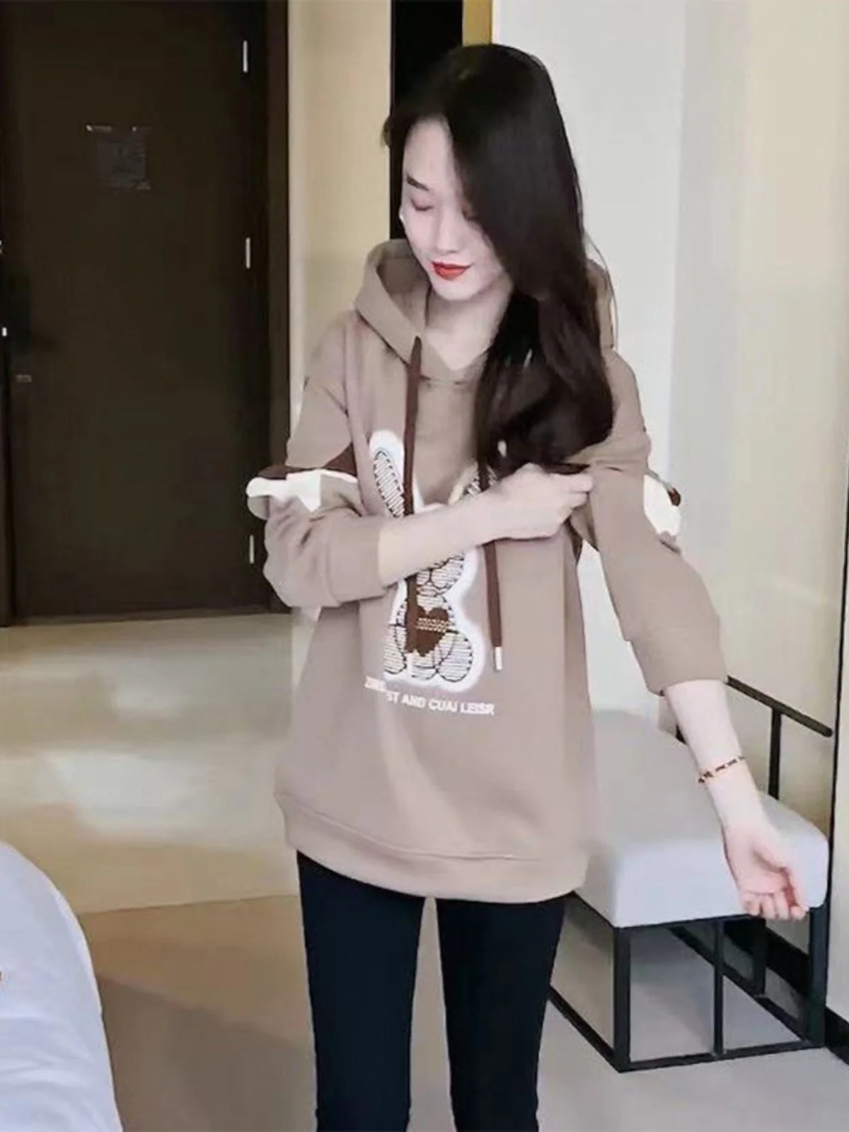 Autumn Winter Anti-Aging Embroidered Cartoon Rabbit Hoodie Women's Casual Long Sleeve Loose Top Fleece Lined Streetwear
Autumn Winter Anti-Aging Embroidered Cartoon Rabbit Hoodie Women's Casual Long Sleeve Loose Top Fleece Lined Streetwear