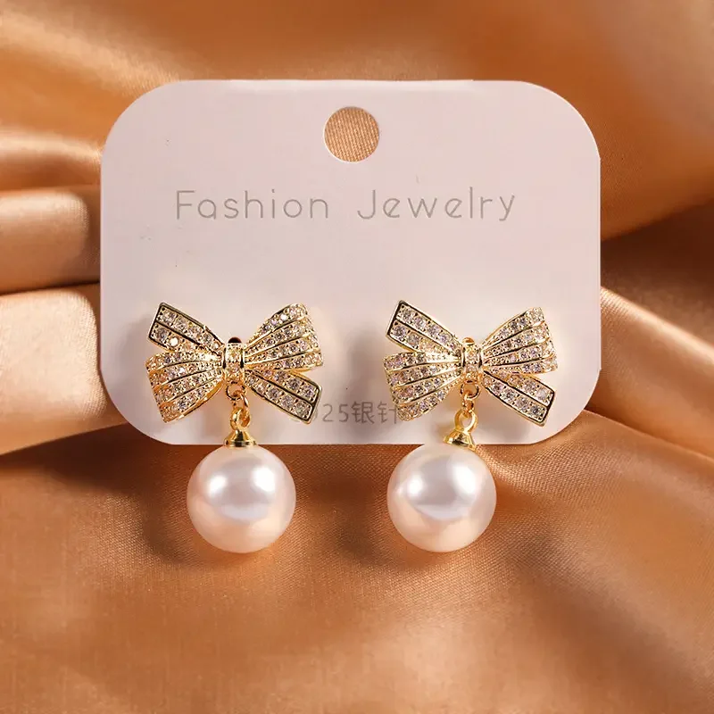 Elegant Fashion Imitation Pearl Drop Earrings for Women Vintage Golden Color Crystal Bow Dangle Earrings Korean Trendy Jewelry
Elegant Fashion Imitation Pearl Drop Earrings for Women Vintage Golden Color Crystal Bow Dangle Earrings Korean Trendy Jewelry
