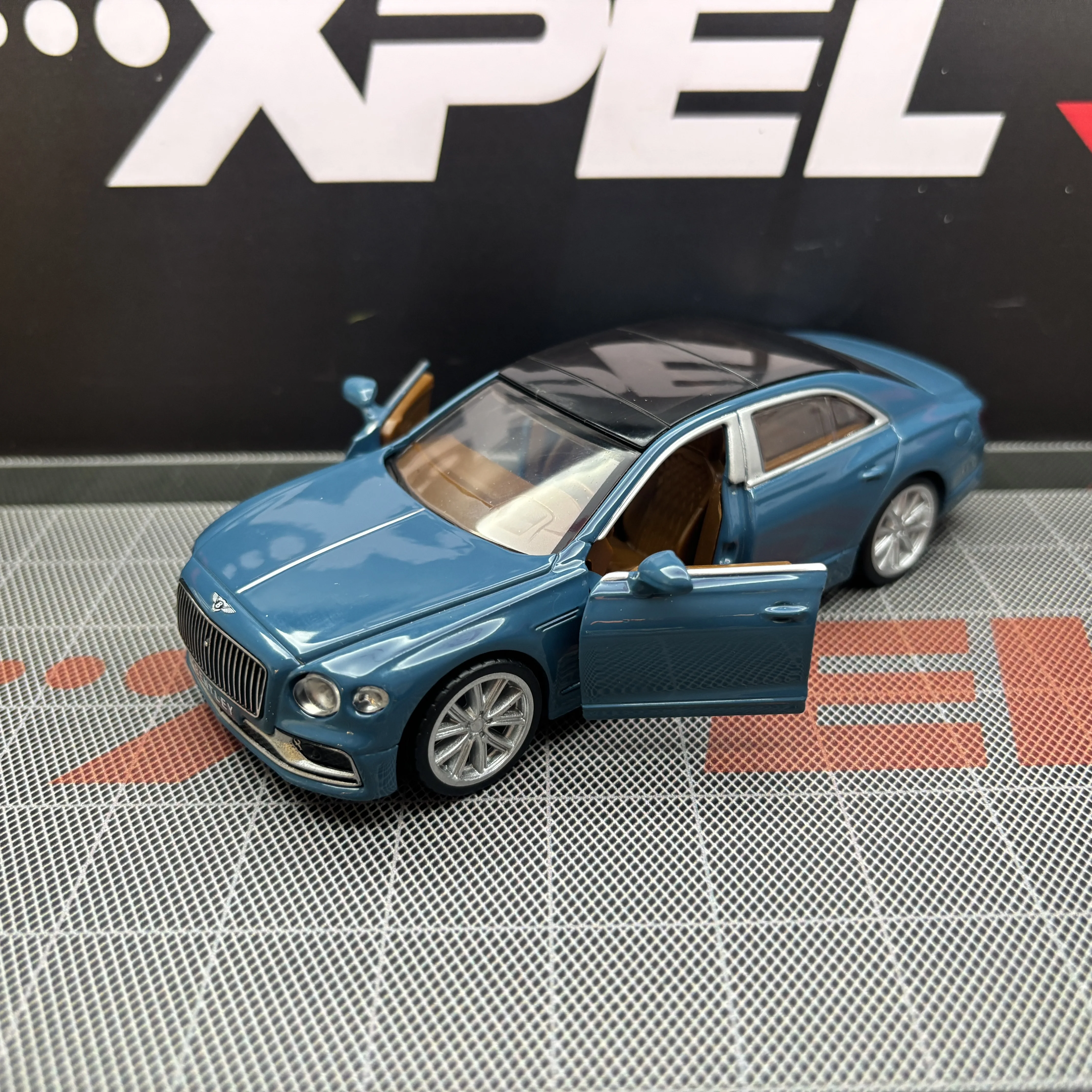 1:32 Bentley Flying Spur, высокая имитация литья под давлением, модель автомобиля из металлического сплава, звук, свет, откатная коллекция, детские игрушки, подарки
1:32 Bentley Flying Spur, высокая имитация литья под давлением, модель автомобиля из металлического сплава, звук, свет, откатная коллекция, детские игрушки, подарки