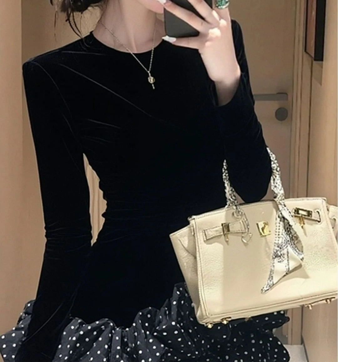 2026 Autumn New Black Velvet Splicing Polka Dot Bud Skirt Waist Slim and Thin Round Neck Short Dress
2026 Autumn New Black Velvet Splicing Polka Dot Bud Skirt Waist Slim and Thin Round Neck Short Dress